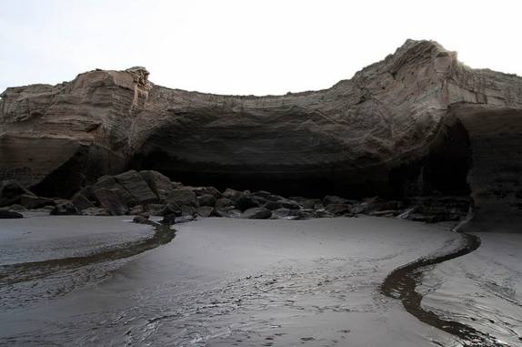 A caverna La Olla depois do desabamento de seu teto em Outubro de 2006, no Parque Nacional Monte León, no litoral sul da Argentina